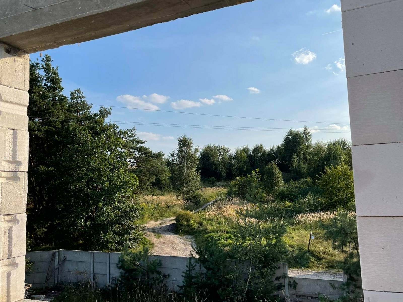 Elewacja budowanego domu jednorodzinnego na osiedlu w Ludwikowie